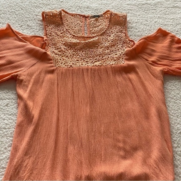 ✅HOST Pick✅ Gimmicks by BKE Cold Shoulder Top, Medium - Picture 4 of 9